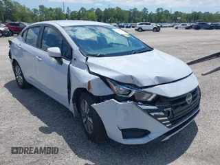 2024 Nissan Versa SV z VIN 3N1CN8EV3RL882673, wystawiony jako IAAI lot #41298294 z przebiegiem 5 954 mil mil oraz . Historia ofert i sprzedaży dostępna na DreamBid. Obrazek 1.