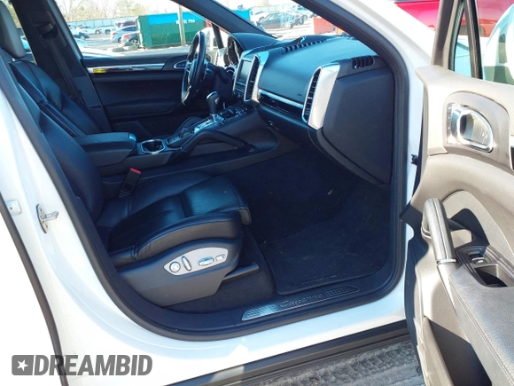 2016 Porsche Cayenne z VIN WP1AA2A2XGKA09945, wystawiony jako IAAI lot #41645654 z przebiegiem 79 327 mil mil oraz . Historia ofert i sprzedaży dostępna na DreamBid. Obrazek 5.