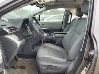 2021 Toyota Sienna XLE z VIN 5TDJSKFC0MS033577, wystawiony jako Copart lot #57146505 z przebiegiem 60 397 mil mil oraz Szkoda całkowita • Salvage title. Historia ofert i sprzedaży dostępna na DreamBid. Obrazek 7.