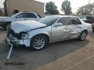 2010 Cadillac DTS 1SC z VIN 1G6KD5EYXAU130521, wystawiony jako Copart lot #59214555 z przebiegiem 84 327 mil mil oraz Szkoda całkowita • Salvage title. Historia ofert i sprzedaży dostępna na DreamBid. Obrazek 1.