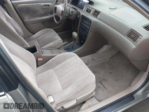 1998 Toyota Camry LE z VIN JT2BG22K7W0225872, wystawiony jako IAAI lot #41252434 z przebiegiem 160 763 mil mil oraz . Historia ofert i sprzedaży dostępna na DreamBid. Obrazek 5.
