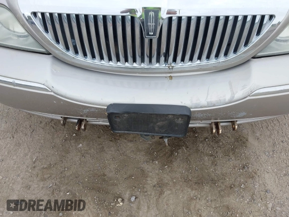 2003 Lincoln Town Car Signature z VIN 1LNHM82W03Y615785, wystawiony jako IAAI lot #42158434 z przebiegiem 121 311 mil mil oraz . Historia ofert i sprzedaży dostępna na DreamBid. Obrazek 16.