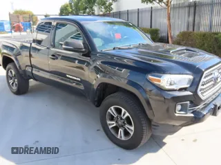 2017 Toyota Tacoma SR5 z VIN 5TFRZ5CN6HX053449, wystawiony jako Copart lot #58667345 z przebiegiem 79 970 mil mil oraz Szkoda całkowita • Salvage title. Historia ofert i sprzedaży dostępna na DreamBid. Obrazek 1.