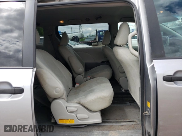 2011 Toyota Sienna z VIN 5TDZK3DC3BS016426, wystawiony jako Copart lot #57070075 z przebiegiem 270 749 mil mil oraz Szkoda całkowita • Salvage title. Historia ofert i sprzedaży dostępna na DreamBid. Obrazek 11.