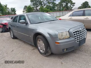 2007 Chrysler 300 Touring z VIN 2C3KA53G57H700084, wystawiony jako IAAI lot #42293480 z przebiegiem 156 839 mil mil oraz . Historia ofert i sprzedaży dostępna na DreamBid. Obrazek 1.