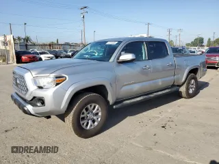 2017 Toyota Tacoma SR5 z VIN 3TMBZ5DN6HM010221, wystawiony jako Copart lot #57978455 z przebiegiem 88 170 mil mil oraz Szkoda całkowita • Salvage title. Historia ofert i sprzedaży dostępna na DreamBid. Obrazek 1.