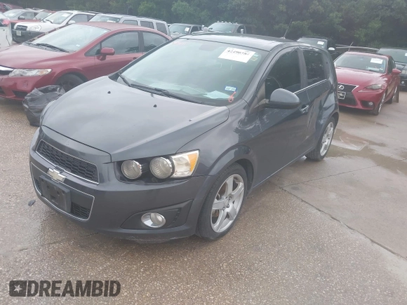 2012 Chevrolet Sonic LTZ z VIN 1G1JE6SH9C4224451, wystawiony jako IAAI lot #42490384 z przebiegiem 153 589 mil mil oraz . Historia ofert i sprzedaży dostępna na DreamBid. Obrazek 2.