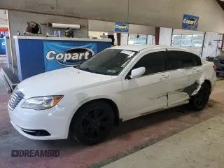 2014 Chrysler 200 LX z VIN 1C3CCBAB7EN124877, wystawiony jako Copart lot #57773115 z przebiegiem 143 023 mil mil oraz Szkody całkowita. Historia ofert i sprzedaży dostępna na DreamBid. Obrazek 1.