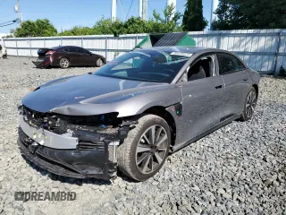 2023 Lucid Air Pure z VIN 50EA1PFA7PA006470, wystawiony jako Copart lot #56476674 z przebiegiem 18 246 mil mil oraz Szkody całkowita. Historia ofert i sprzedaży dostępna na DreamBid. Obrazek 1.