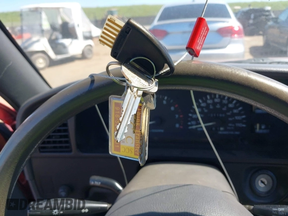 1992 Toyota Pickup DLX z VIN 4TARN81PXNZ030799, wystawiony jako IAAI lot #41879500 z przebiegiem 221 198 mil mil oraz . Historia ofert i sprzedaży dostępna na DreamBid. Obrazek 11.