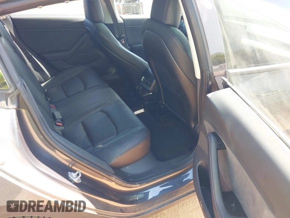 2018 Tesla Model 3 Long Range Battery z VIN 5YJ3E1EBXJF121183, wystawiony jako IAAI lot #42070712 z przebiegiem 71 823 mil mil oraz . Historia ofert i sprzedaży dostępna na DreamBid. Obrazek 8.