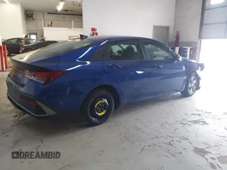 2024 Hyundai Elantra SE z VIN KMHLL4DG9RU681389, wystawiony jako IAAI lot #42017186 z przebiegiem 13 762 mil mil oraz . Historia ofert i sprzedaży dostępna na DreamBid. Obrazek 4.