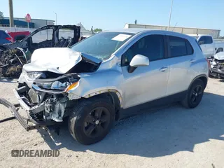 2020 Chevrolet Trax LS z VIN KL7CJKSB8LB033001, wystawiony jako IAAI lot #42107104 z przebiegiem 106 123 mil mil oraz . Historia ofert i sprzedaży dostępna na DreamBid. Obrazek 2.