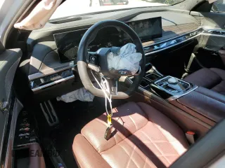 2023 BMW i7 xDrive60 z VIN WBY53EJ08PCN04974, wystawiony jako Copart lot #49995624 z przebiegiem Nie podano mil oraz . Historia ofert i sprzedaży dostępna na DreamBid. Obrazek 8.