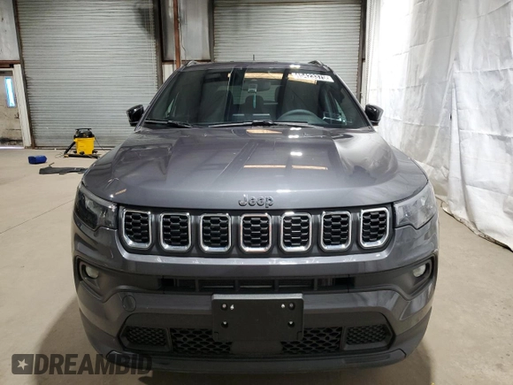 2024 Jeep Compass Latitude z VIN 3C4NJDBN3RT120345, wystawiony jako Copart lot #45423375 z przebiegiem 985 mil mil oraz Czysty tytuł • Clean title. Historia ofert i sprzedaży dostępna na DreamBid. Obrazek 5.