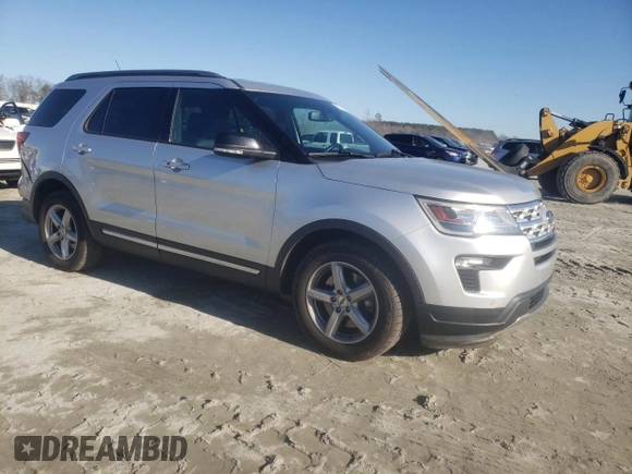 2018 Ford Explorer XLT z VIN 1FM5K7D88JGC25425, wystawiony jako Copart lot #89195105 z przebiegiem 99 890 mil mil oraz Szkoda całkowita • Salvage title. Historia ofert i sprzedaży dostępna na DreamBid. Obrazek 4.