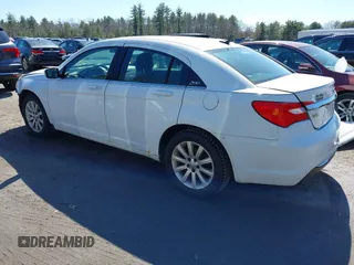 2014 Chrysler 200 Touring z VIN 1C3CCBBG5EN115346, wystawiony jako IAAI lot #41956105 z przebiegiem 128 466 mil mil oraz . Historia ofert i sprzedaży dostępna na DreamBid. Obrazek 3.