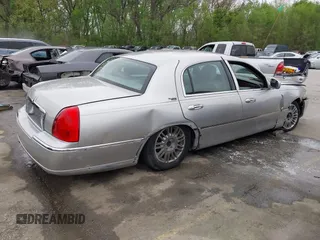 2008 Lincoln Town Car Limited z VIN 2LNHM82V98X652123, wystawiony jako IAAI lot #42065134 z przebiegiem 93 889 mil mil oraz . Historia ofert i sprzedaży dostępna na DreamBid. Obrazek 4.