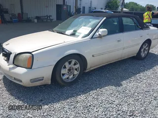2000 Cadillac DeVille DTS z VIN 1G6KF5792YU216318, wystawiony jako IAAI lot #42134531 z przebiegiem 167 518 mil mil oraz . Historia ofert i sprzedaży dostępna na DreamBid. Obrazek 2.