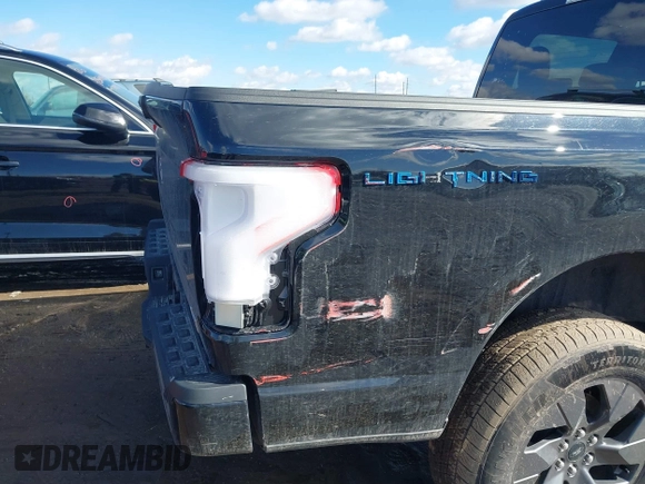 2024 Ford F-150 Lightning XLT z VIN 1FTVW3LK3RWG06339, wystawiony jako IAAI lot #41664763 z przebiegiem 9 891 mil mil oraz . Historia ofert i sprzedaży dostępna na DreamBid. Obrazek 20.