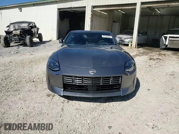2024 Nissan Z Performance с VIN JN1BZ4BH8RM363566, выставлен на аукционе Copart как лот 47385535 с пробегом 17 514 миль миль и Списание • Salvage title. История ставок и продаж доступна на DreamBid. Изображение 13.