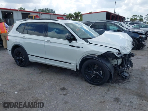 2024 Volkswagen Tiguan SE R-Line Black z VIN 3VVCB7AX1RM037369, wystawiony jako IAAI lot #41911287 z przebiegiem 16 458 mil mil oraz . Historia ofert i sprzedaży dostępna na DreamBid. Obrazek 1.