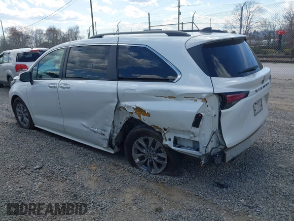 2022 Toyota Sienna XLE with VIN 5TDYRKEC6NS096521, listed as a IAAI auction lot 41882669 with 52,500 mi miles. Bid and sale history available at carsss.com. Image 3.