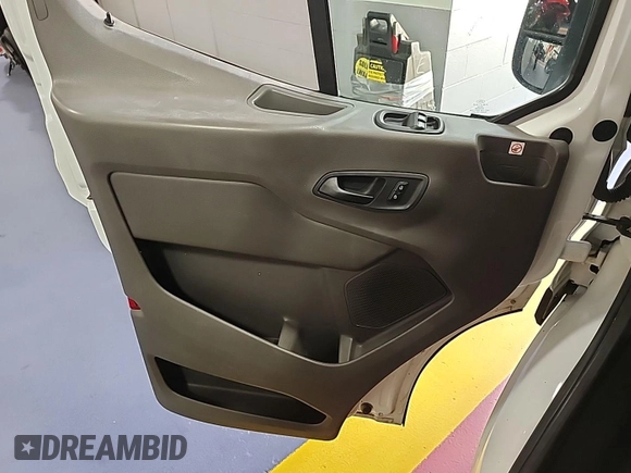 2020 Ford Transit Cargo z VIN 1FTBR2YG1LKA51866, wystawiony jako IAAI lot #42842416 z przebiegiem 141 231 mil mil oraz . Historia ofert i sprzedaży dostępna na DreamBid. Obrazek 30.