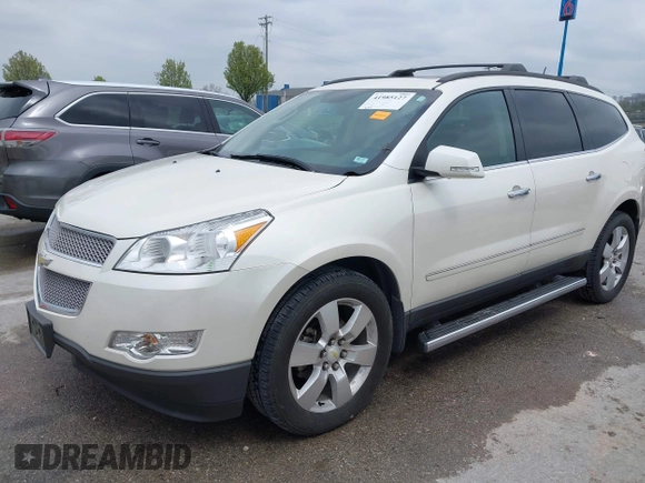 2012 Chevrolet Traverse LTZ z VIN 1GNKRLED1CJ115529, wystawiony jako IAAI lot #41985127 z przebiegiem 85 364 mil mil oraz . Historia ofert i sprzedaży dostępna na DreamBid. Obrazek 2.