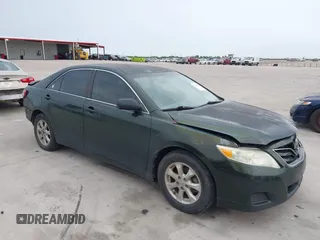 2011 Toyota Camry LE z VIN 4T1BF3EK6BU633211, wystawiony jako IAAI lot #42308306 z przebiegiem 248 647 mil mil oraz . Historia ofert i sprzedaży dostępna na DreamBid. Obrazek 1.