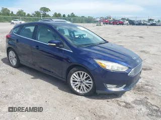 2016 Ford Focus Titanium z VIN 1FADP3N27GL222574, wystawiony jako IAAI lot #42812904 z przebiegiem 148 982 mil mil oraz . Historia ofert i sprzedaży dostępna na DreamBid. Obrazek 1.