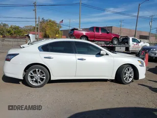 2014 Nissan Maxima S z VIN 1N4AA5AP4EC492795, wystawiony jako IAAI lot #40700233 z przebiegiem 163 096 mil mil oraz . Historia ofert i sprzedaży dostępna na DreamBid. Obrazek 13.
