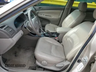 2002 Toyota Camry LE z VIN 4T1BE32K92U524457, wystawiony jako Copart lot #56864365 z przebiegiem 274 760 mil mil oraz Czysty tytuł • Clean title. Historia ofert i sprzedaży dostępna na DreamBid. Obrazek 7.