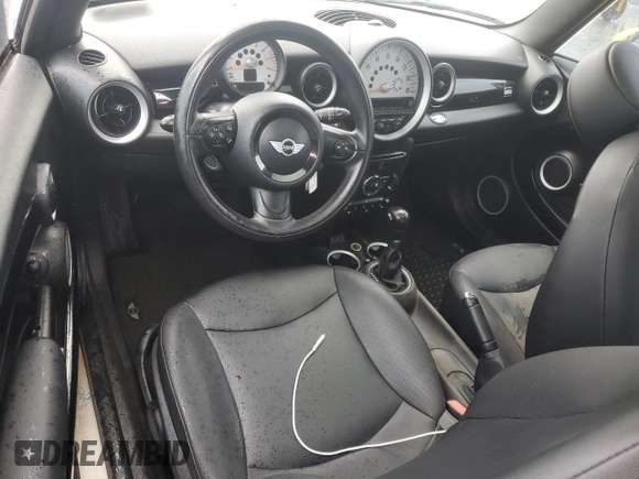 2013 MINI Hardtop z VIN WMWSU3C56DT689582, wystawiony jako Copart lot #58364685 z przebiegiem Nie podano mil oraz Szkoda całkowita • Salvage title. Historia ofert i sprzedaży dostępna na DreamBid. Obrazek 8.