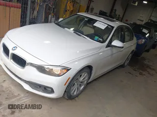 2016 BMW 3 Series 320i xDrive z VIN WBA8E5G5XGNT93549, wystawiony jako IAAI lot #41527046 z przebiegiem 101 743 mil mil oraz . Historia ofert i sprzedaży dostępna na DreamBid. Obrazek 2.