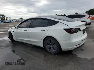 2021 Tesla Model 3 Standard Range Plus z VIN 5YJ3E1EA2MF859832, wystawiony jako Copart lot #56743865 z przebiegiem 77 025 mil mil oraz Nie do naprawy. Historia ofert i sprzedaży dostępna na DreamBid. Obrazek 2.