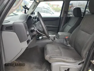 2007 Jeep Commander Sport z VIN 1J8HG48K97C527502, wystawiony jako Copart lot #52362625 z przebiegiem 156 639 mil mil oraz Czysty tytuł • Clean title. Historia ofert i sprzedaży dostępna na DreamBid. Obrazek 7.