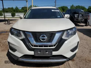 2017 Nissan Rogue SV z VIN JN8AT2MTXHW131526, wystawiony jako Copart lot #52114375 z przebiegiem 132 810 mil mil oraz Czysty tytuł • Clean title. Historia ofert i sprzedaży dostępna na DreamBid. Obrazek 5.