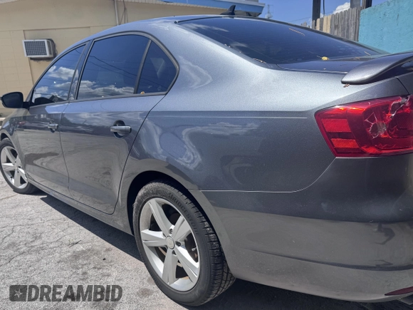 2014 Volkswagen Jetta SE z VIN 3VWD17AJ7EM249444, wystawiony jako IAAI lot #42607896 z przebiegiem 92 800 mil mil oraz . Historia ofert i sprzedaży dostępna na DreamBid. Obrazek 3.