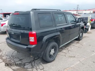 2010 Jeep Patriot Sport z VIN 1J4NT2GB1AD529283, wystawiony jako IAAI lot #42306792 z przebiegiem 195 840 mil mil oraz . Historia ofert i sprzedaży dostępna na DreamBid. Obrazek 4.
