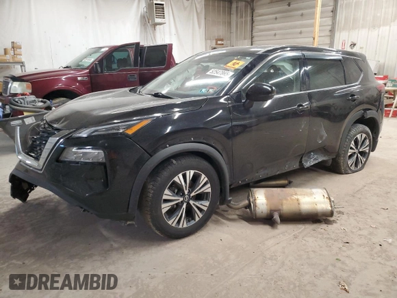 2021 Nissan Rogue SV z VIN 5N1AT3BB9MC771102, wystawiony jako Copart lot #52547865 z przebiegiem 105 602 mil mil oraz Szkoda całkowita • Salvage title. Historia ofert i sprzedaży dostępna na DreamBid. Obrazek 1.