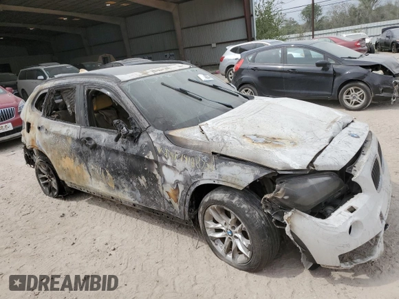2015 BMW X1 xDrive28i z VIN WBAVL1C5XFVY32741, wystawiony jako Copart lot #70323344 z przebiegiem Nie podano mil oraz Szkoda całkowita • Salvage title. Historia ofert i sprzedaży dostępna na DreamBid. Obrazek 4.