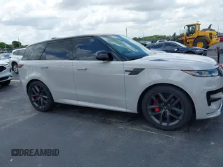 2024 Land Rover Range Rover Sport Dynamic SE z VIN SAL1L9FU7RA180295, wystawiony jako IAAI lot #42350067 z przebiegiem 10 776 mil mil oraz . Historia ofert i sprzedaży dostępna na DreamBid. Obrazek 13.