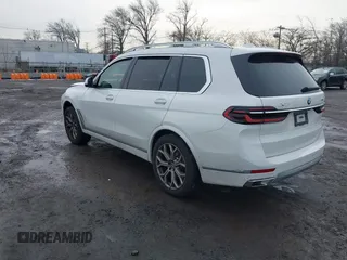 2025 BMW X7 xDrive40i z VIN 5UX23EM05S9X98435, wystawiony jako IAAI lot #41476358 z przebiegiem 2946 mil mil oraz . Historia ofert i sprzedaży dostępna na DreamBid. Obrazek 3.
