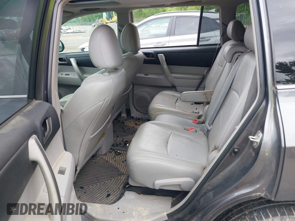 2011 Toyota Highlander z VIN 5TDBK3EH3BS085242, wystawiony jako IAAI lot #42325191 z przebiegiem 200 001 mil mil oraz . Historia ofert i sprzedaży dostępna na DreamBid. Obrazek 8.