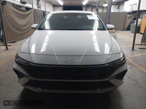 2025 Hyundai Elantra SE z VIN KMHLL4DG5SU913590, wystawiony jako IAAI lot #41900727 z przebiegiem 3 406 mil mil oraz . Historia ofert i sprzedaży dostępna na DreamBid. Obrazek 13.