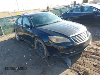 2014 Chrysler 200 LX z VIN 1C3CCBAB0EN146350, wystawiony jako IAAI lot #41527142 z przebiegiem 134 412 mil mil oraz . Historia ofert i sprzedaży dostępna na DreamBid. Obrazek 1.