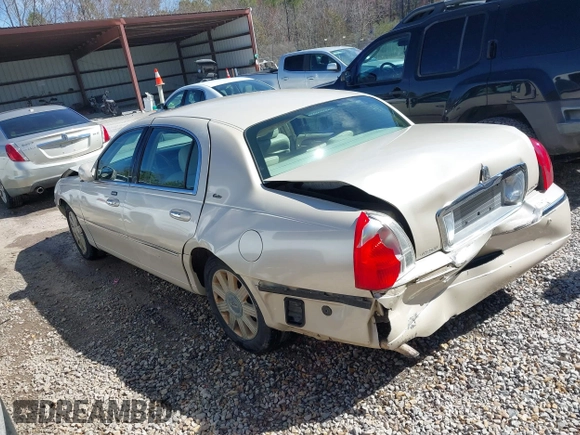 2003 Lincoln Town Car Cartier z VIN 1LNHM83W03Y643441, wystawiony jako IAAI lot #41626585 z przebiegiem 130 785 mil mil oraz . Historia ofert i sprzedaży dostępna na DreamBid. Obrazek 3.