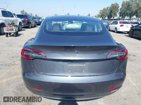 2018 Tesla Model 3 Long Range Battery z VIN 5YJ3E1EA2JF039262, wystawiony jako IAAI lot #42463443 z przebiegiem 77 482 mil mil oraz . Historia ofert i sprzedaży dostępna na DreamBid. Obrazek 17.