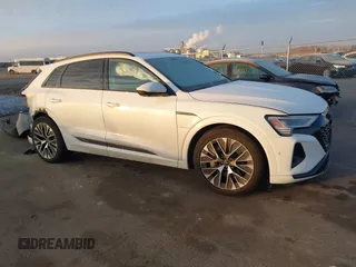 2024 Audi Q8 e-tron Prestige z VIN WA16ABGE2RB008018, wystawiony jako IAAI lot #41292816 z przebiegiem 11 278 mil mil oraz . Historia ofert i sprzedaży dostępna na DreamBid. Obrazek 1.